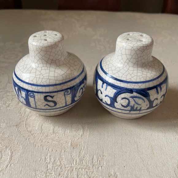 Rare Vintage Dedham Pottery rabbit themed salt and pepper shakers, no corks - Picture 1 of 11